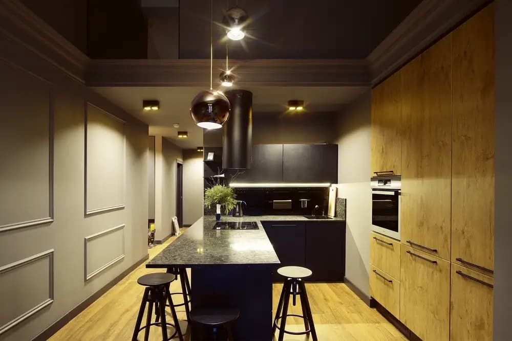 גוונים כהים ותקרות גבוהות