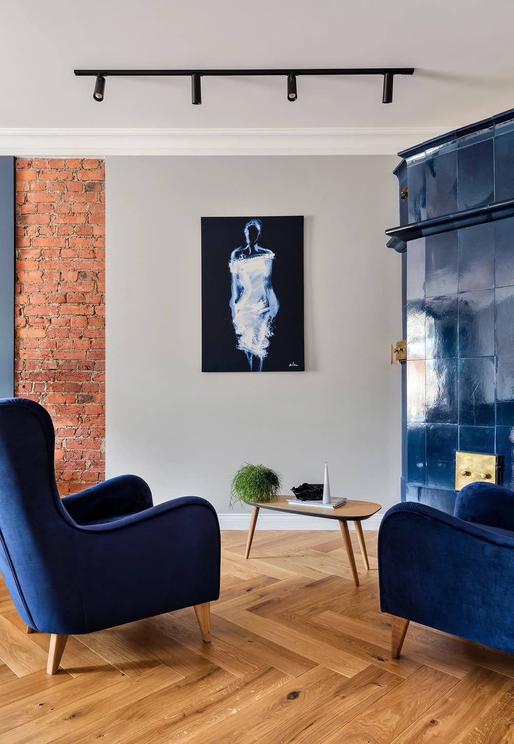 תנורי אריחים וקמינים בני מאה שנה, השומרים על ערכם האסתטי כאלמנט עיצובי ייחודי.