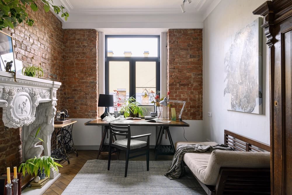 רצפת פרקט אלון בת 150 שנה, המעניקה לחלל נוכחות ואיכות חומרית יוצאת דופן.