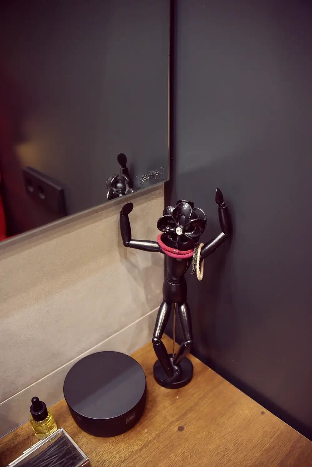 קונספט ה-Dark Interior: בסיס אפור ניטרלי עם נגיעות של שחור וירוק עמוק.