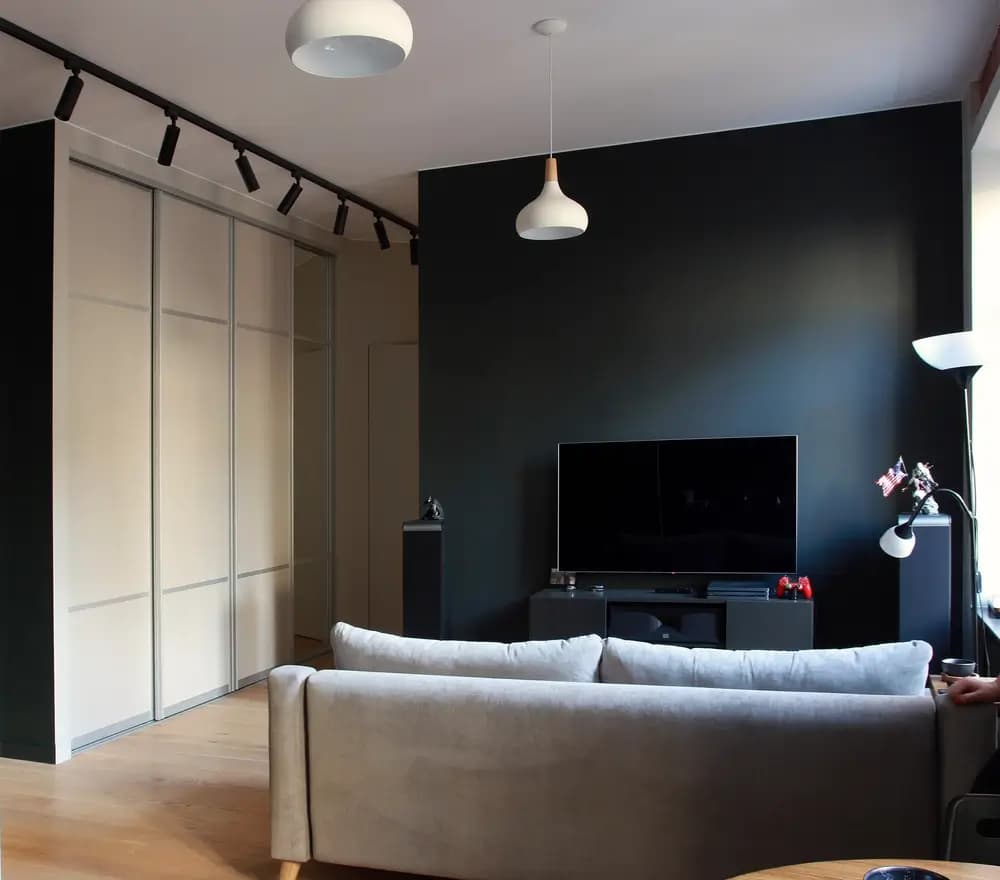 ארון רב-תכליתי רחב המעניק פתרונות אחסון מתקדמים תוך שמירה על קווים נקיים.