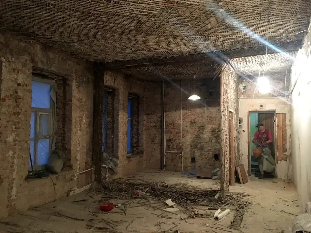 יצירת מרחב פתוח וחופש תכנוני באמצעות הסרת מחיצות פנימיות.